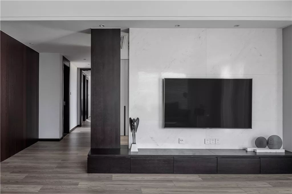 4▲电视墙以大理石为背景，结合黑色木饰面与地台电视柜，整体设计质感档次而华丽。.jpg