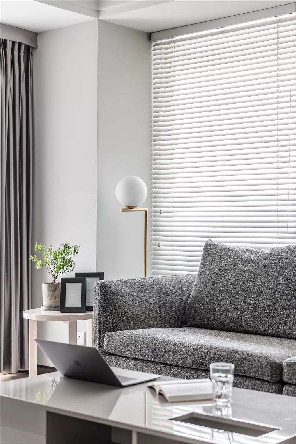 7▲茶几与边几，还有落地灯的布置，结合质感舒适的灰色布艺沙发，都使得客厅情趣而优雅。.jpg