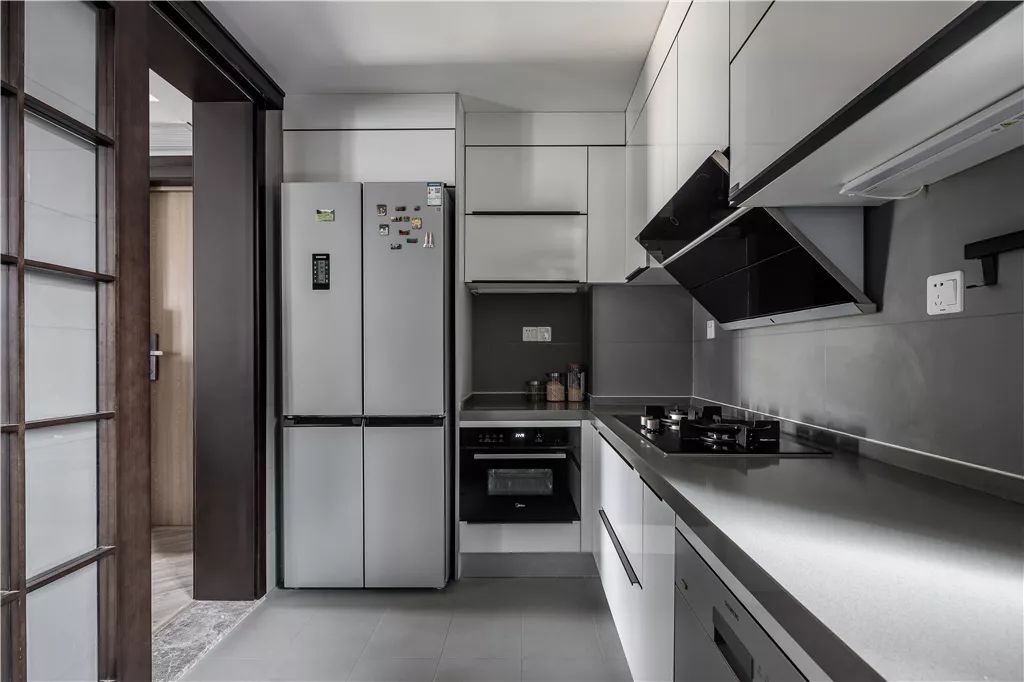 19▲厨房以灰色调的空间基础，L形的操作台，让做饭氛围简约实用好舒适。.jpg