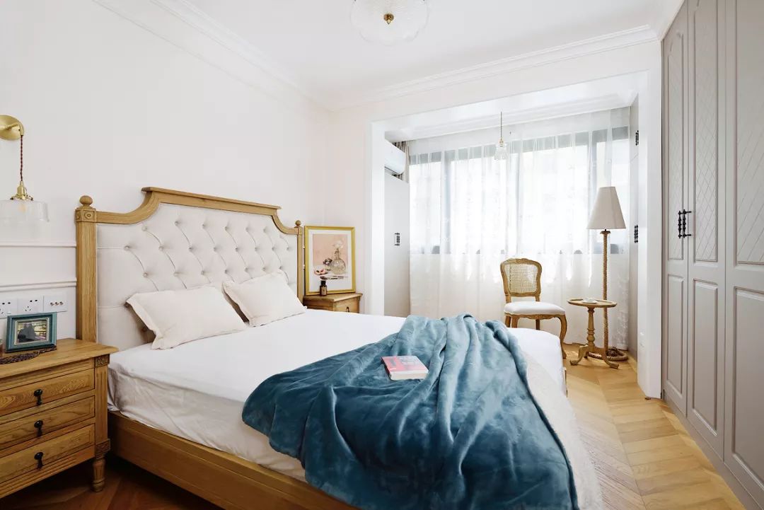 9卧室中间是舒适的大床，搭配蓝色丝绒的毯子，安静又优雅，床头对称摆放上木质床头柜，床尾还有到顶的大衣柜，满足收纳需求。.jpg
