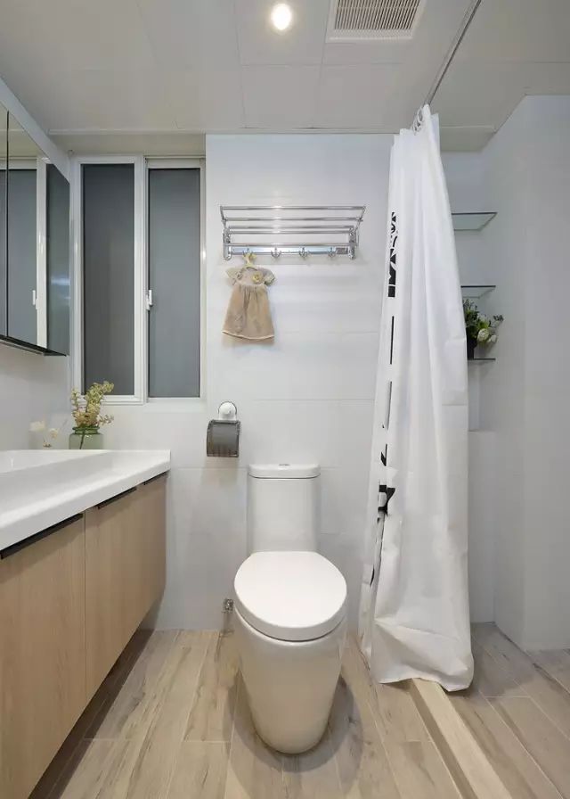 4卫生间里用浴帘做了简单的干湿分离，地面还设计上挡水条。墙上还做了一些收纳的设计，小小的卫生间被充分利用起来。.jpg