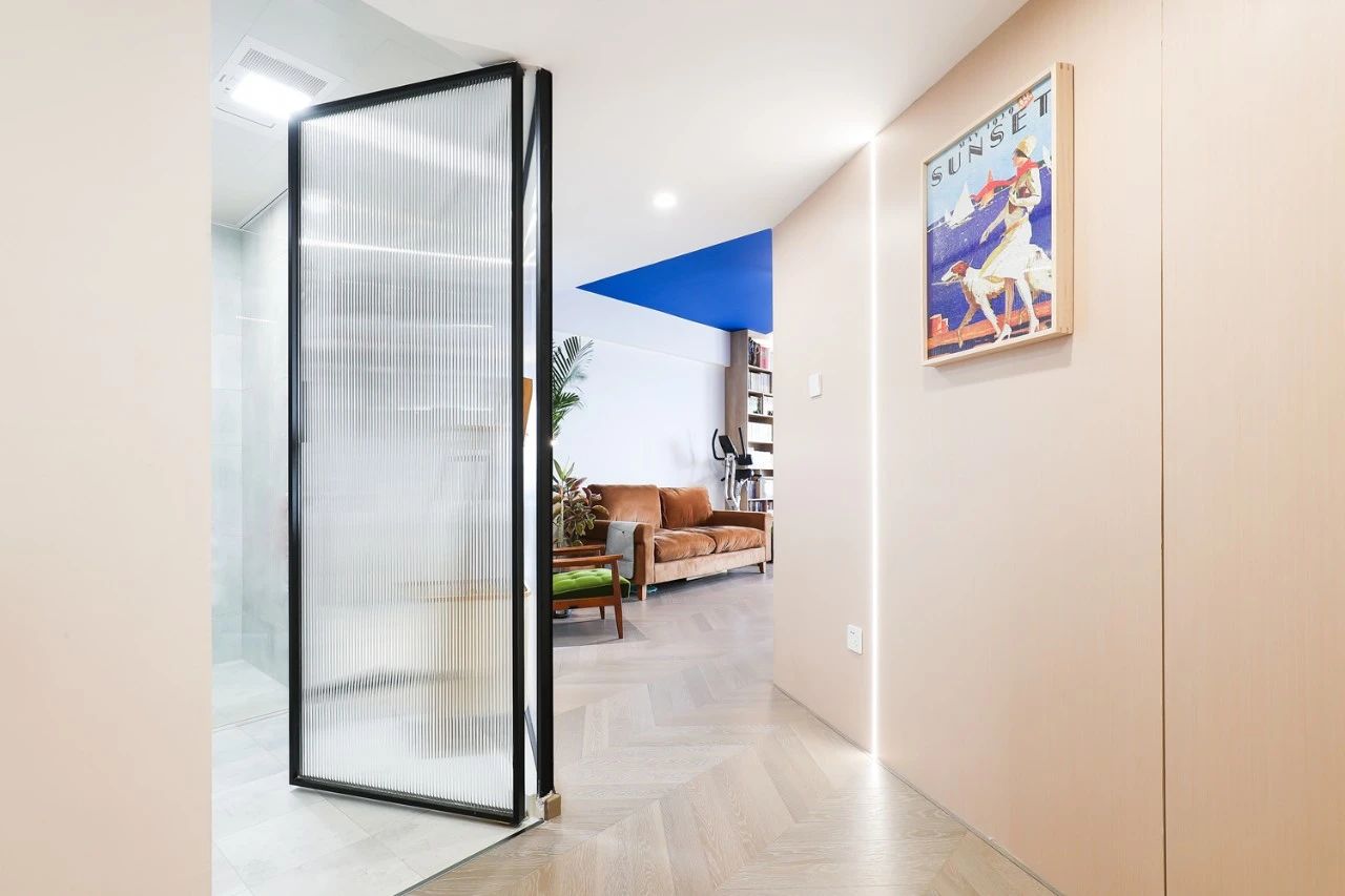 2入户玄关呈几何形的长廊形式，长虹玻璃的利用，既确保了室内隐私性，也让空间更加通透明亮。.jpg