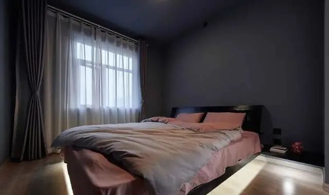 8客厅旁的过道可以通往主卧、次卧和卫生间，先来看看主卧，主卧的空间是最大的，依然选择深色的背景墙，无主灯设计，在床下做了藏光，整个卧室都很安静，很适合睡觉休息。.jpg
