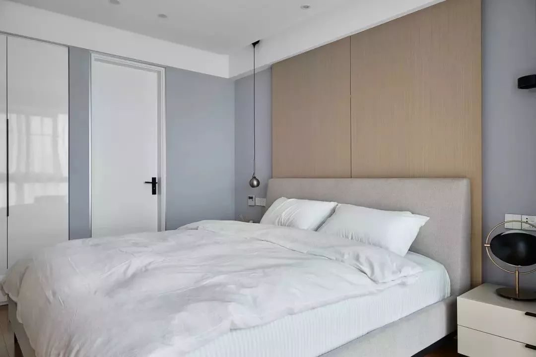 11主卧床头背景，以天然且温暖属性的木元素装饰，呈现出一种温馨惬意的睡眠感受，白色的衣柜是一种利落整洁体现。.jpg
