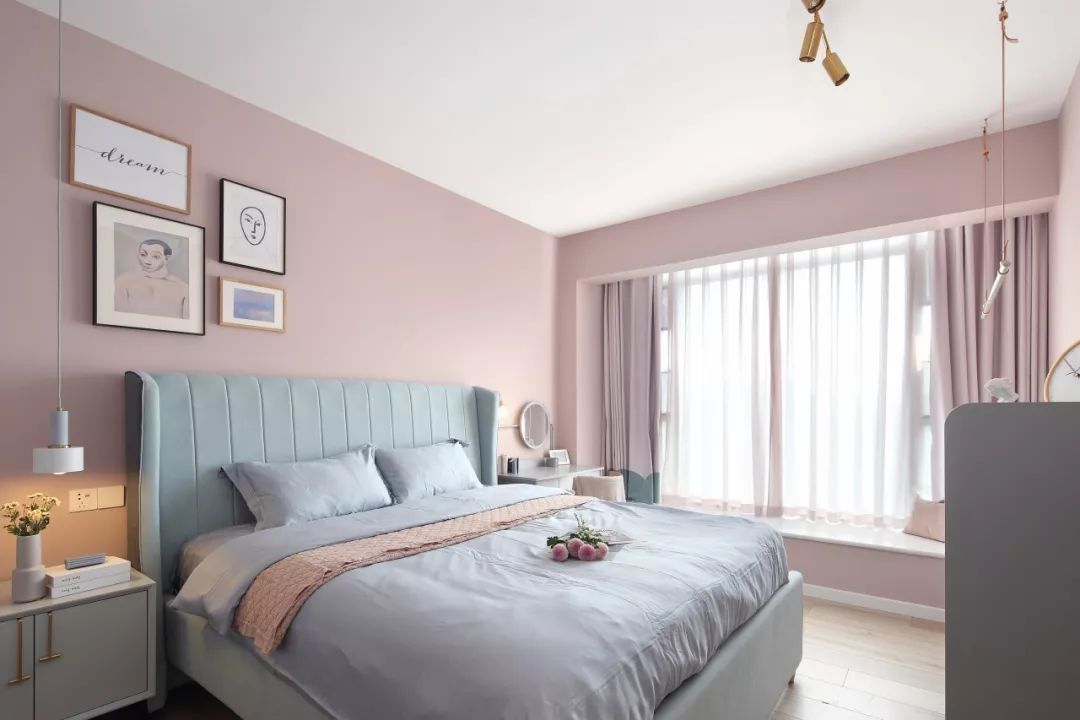 6主卧的墙面被刷成了淡粉色，整个空间都给人一种浪漫感。青蓝色的床和床品带来了一些小清新感，好喜欢这个卧室的设计。.jpg